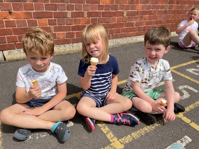You can't have a beach day without ice creams!